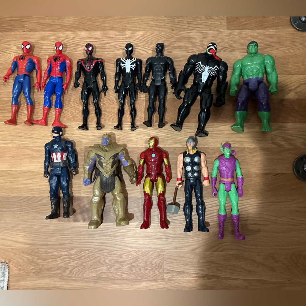 Lot of 12 Marvel action figures